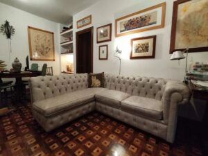 Divano Chesterfield angolare in casa del cliente