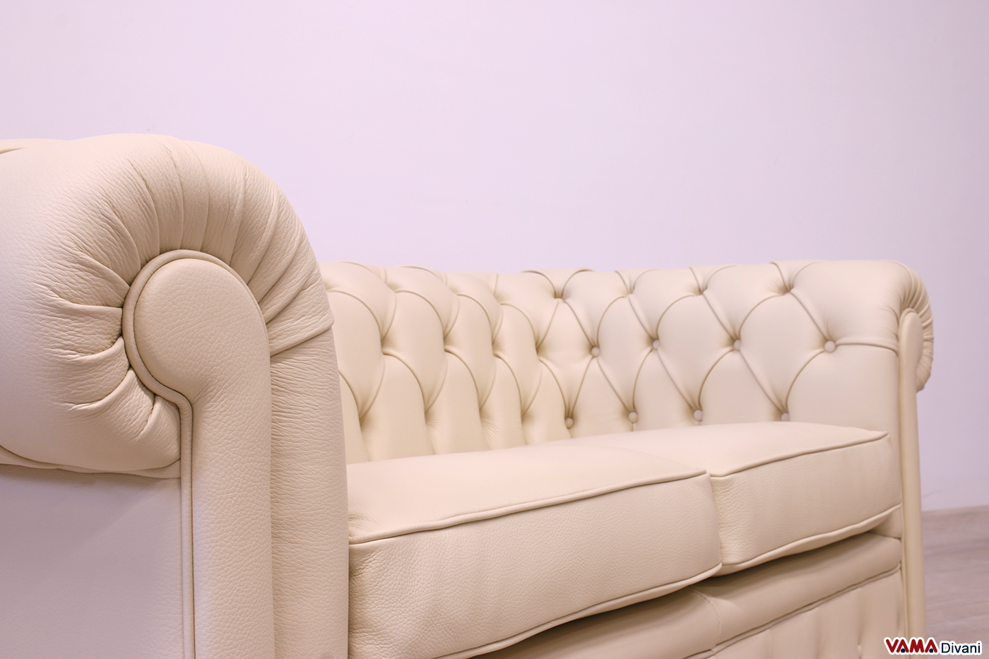 Bracciolo e seduta del divano Chesterfield in pelle spessorata beige