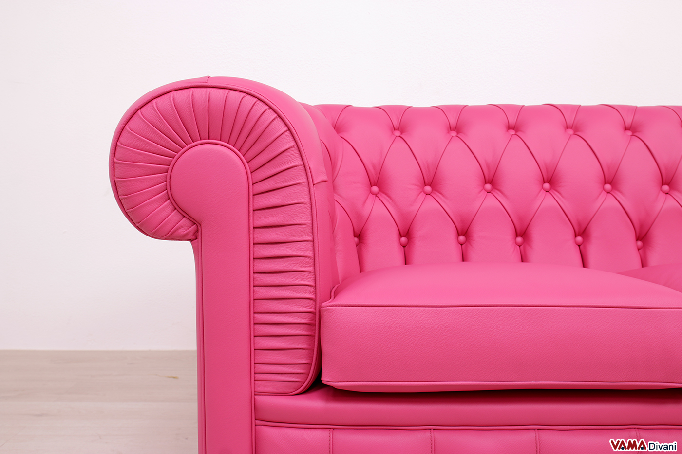 Bracciolo divano Chesterfield in vera pelle rosa