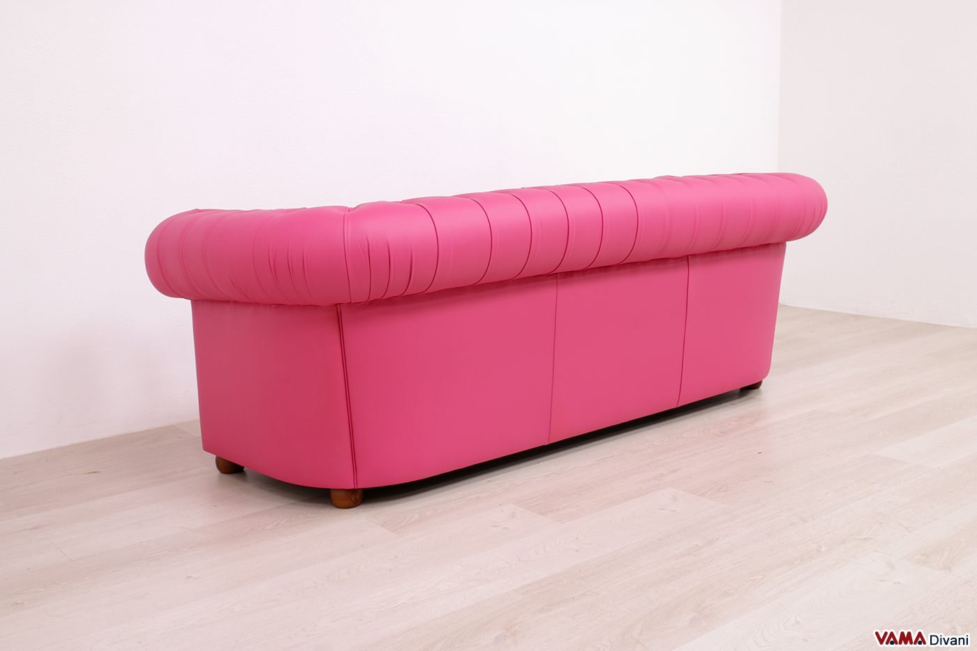 Divano Chesterfield 3 posti in vera pelle rosa magenta visto da dietro